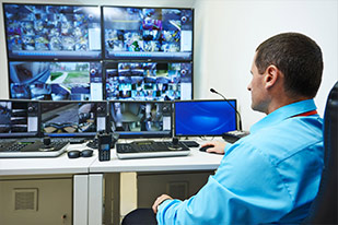 Les écrans d'une salle de vidéo surveillance
